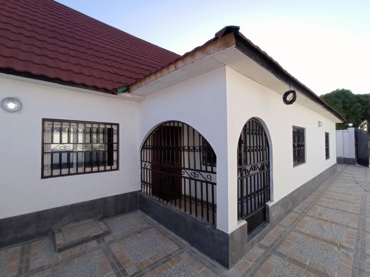 The White House No.1 Villa Brufut Екстериор снимка