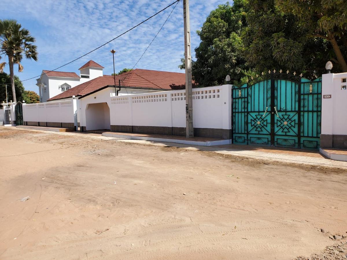 The White House No.1 Villa Brufut Екстериор снимка